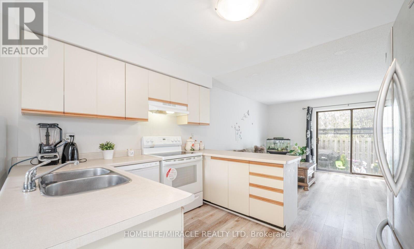 Photo 17 of 20 Wayne Nicol Drive, Brampton ON