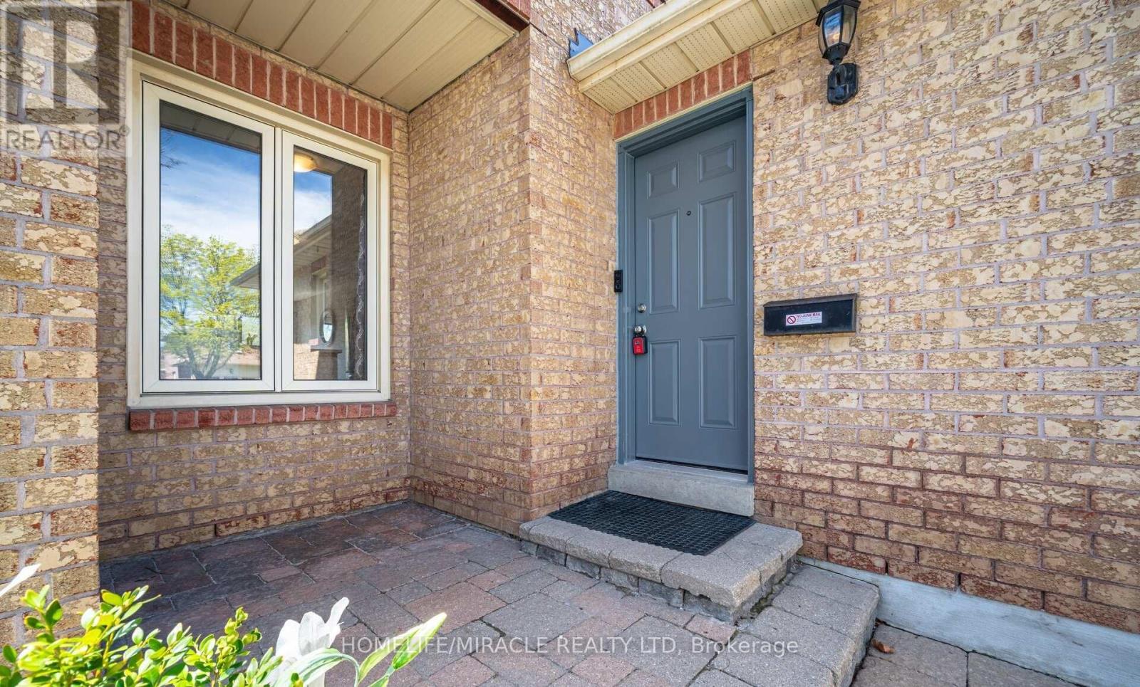 Photo 5 of 20 Wayne Nicol Drive, Brampton ON