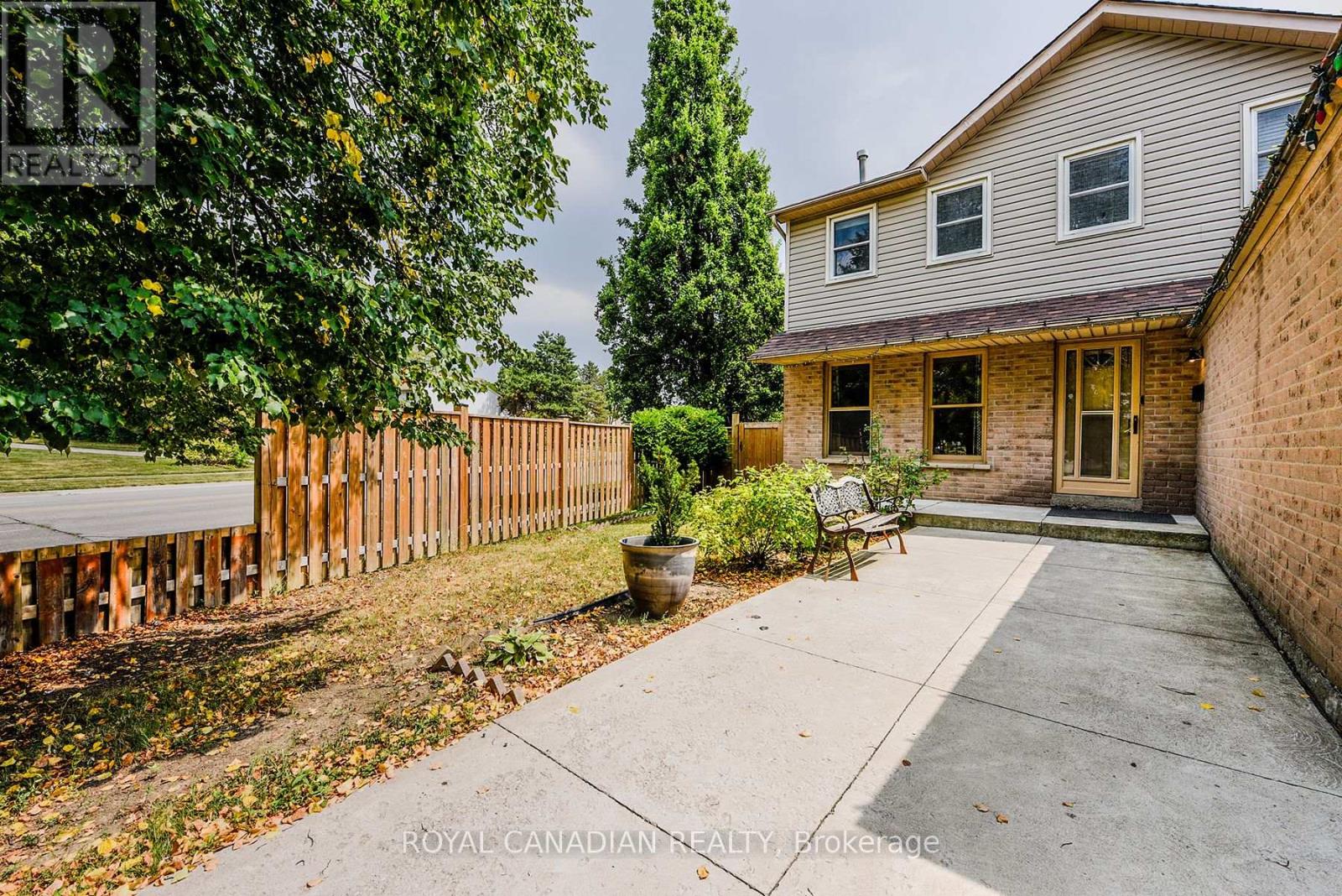 Photo 4 of 2 Mayberry Court, Brampton ON