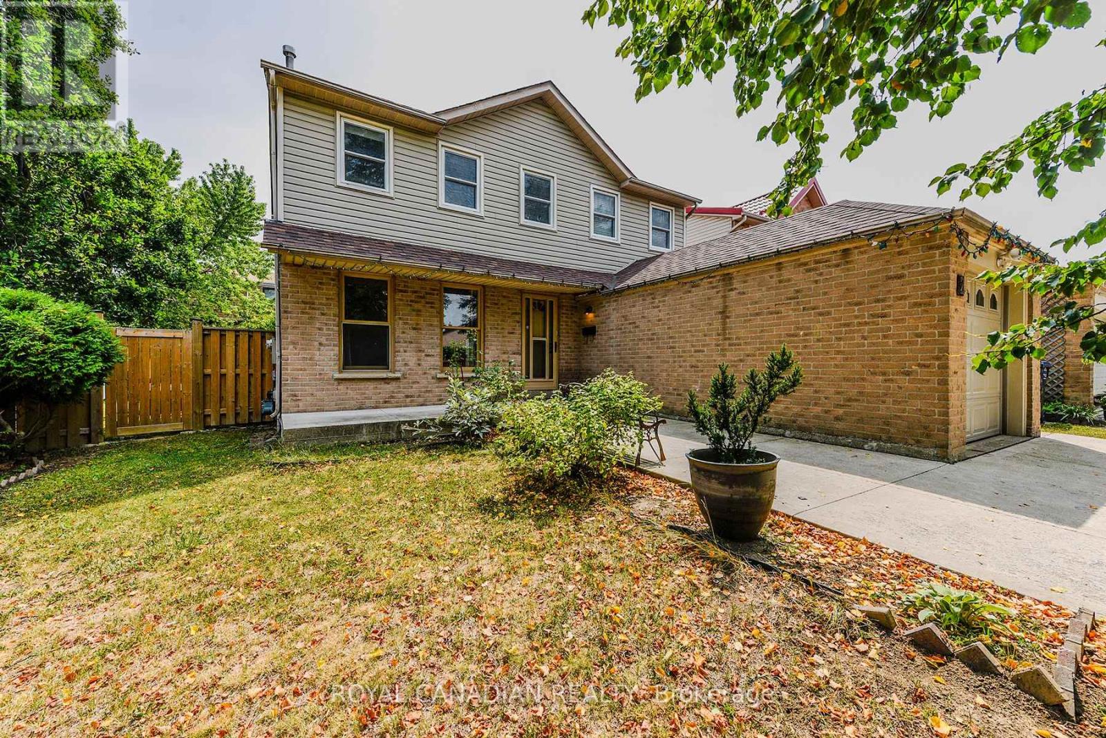 Photo 5 of 2 Mayberry Court, Brampton ON