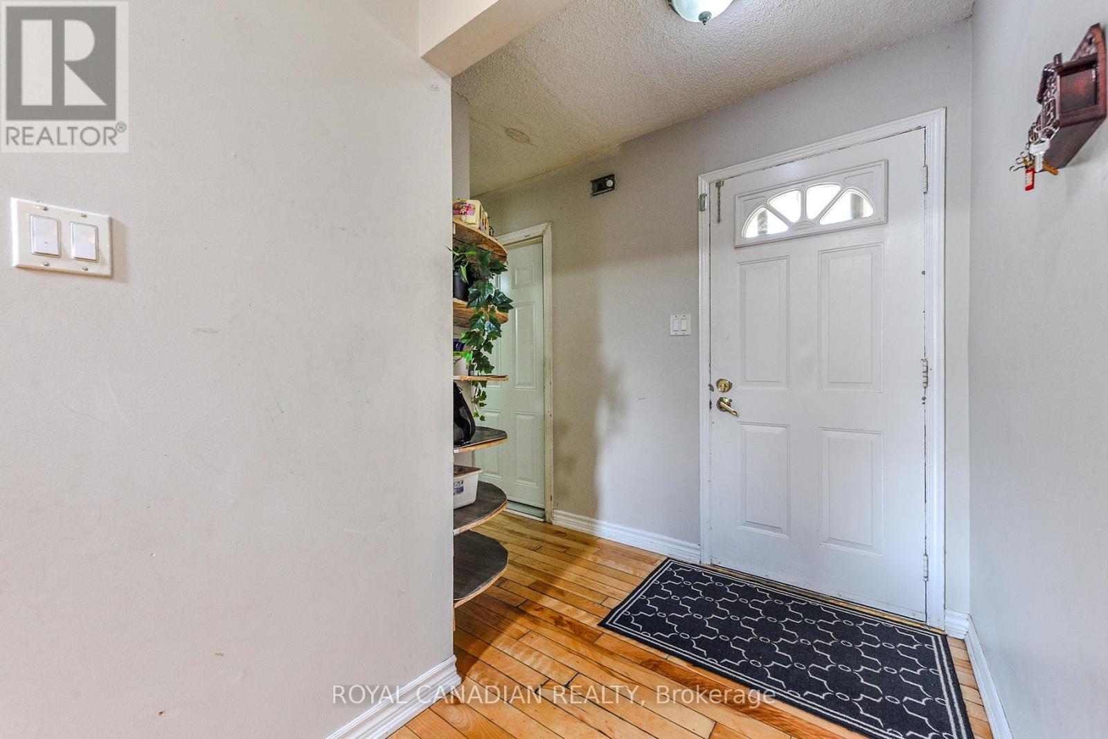 Photo 7 of 2 Mayberry Court, Brampton ON