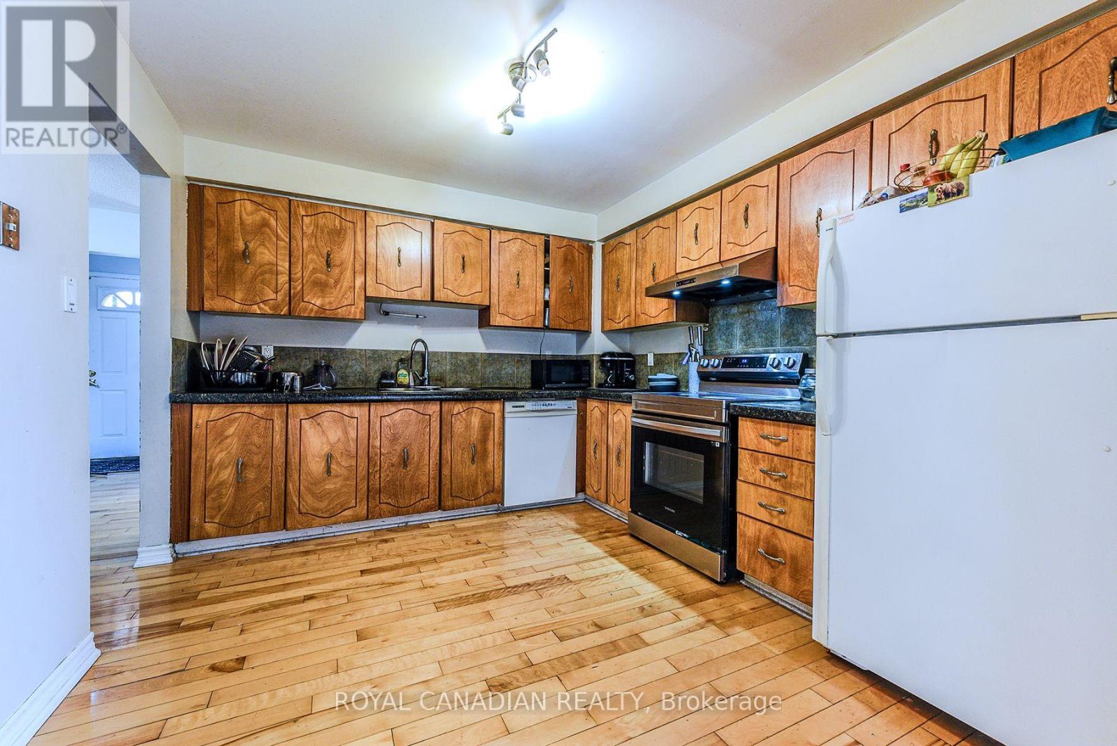 Photo 8 of 2 Mayberry Court, Brampton ON