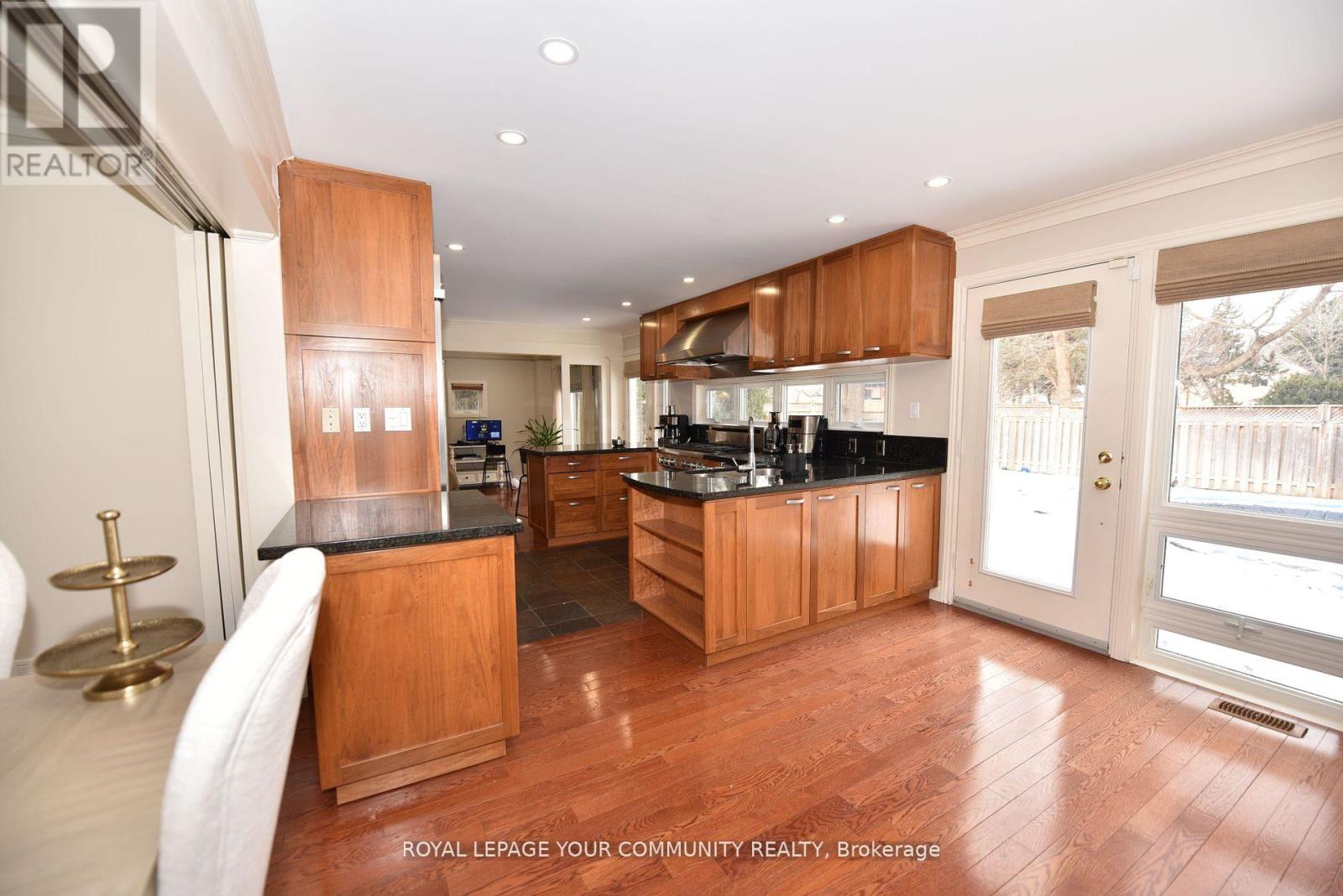 Photo 10 of 91 Winchester Lane, Richmond Hill ON
