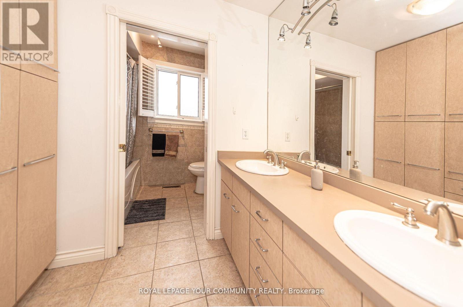 Photo 38 of 91 Winchester Lane, Richmond Hill ON