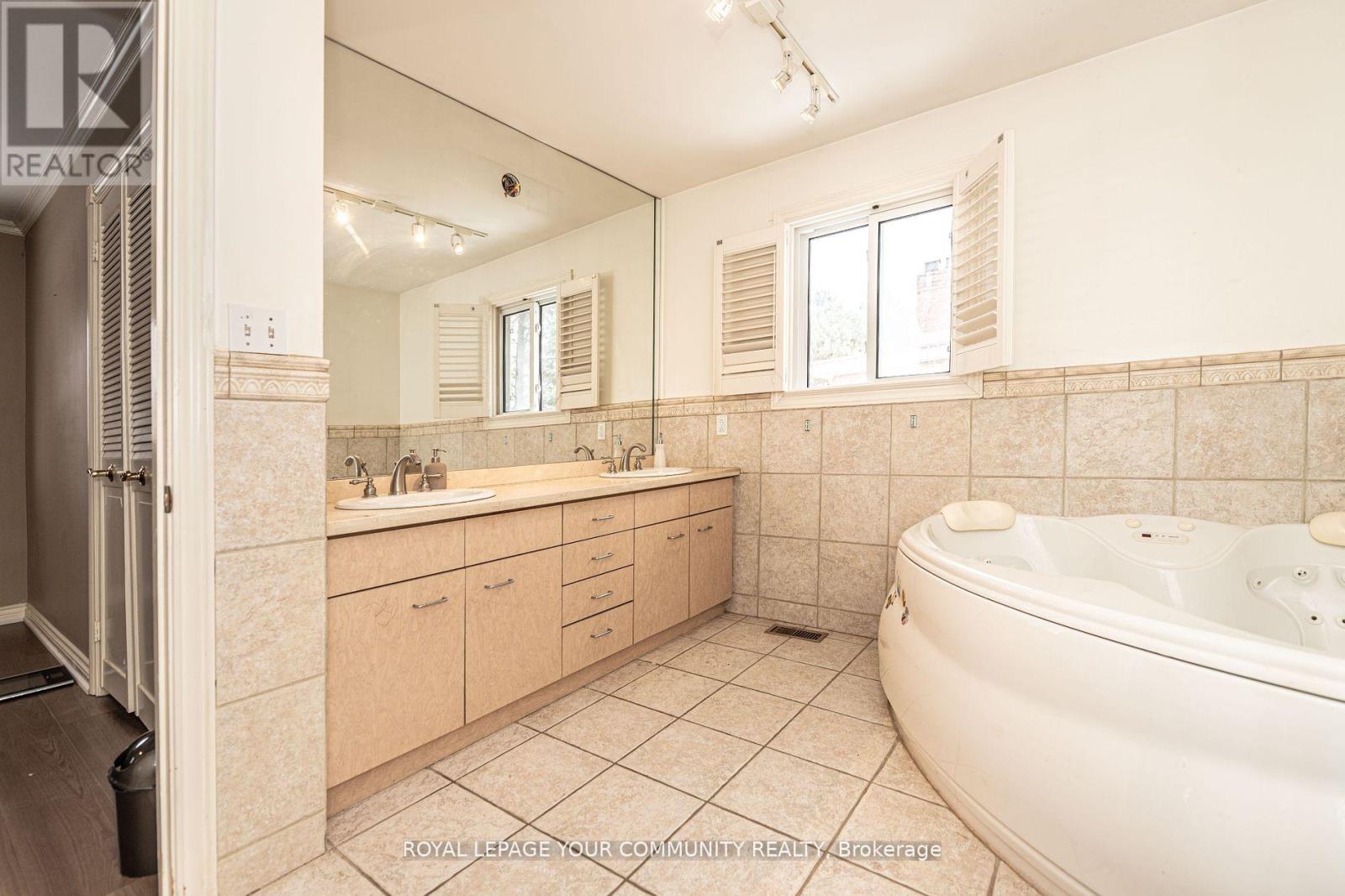 Photo 27 of 91 Winchester Lane, Richmond Hill ON