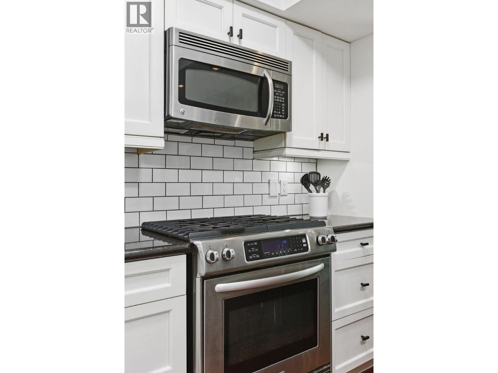 Photo 10 of 887 Frederick Road, North Vancouver BC
