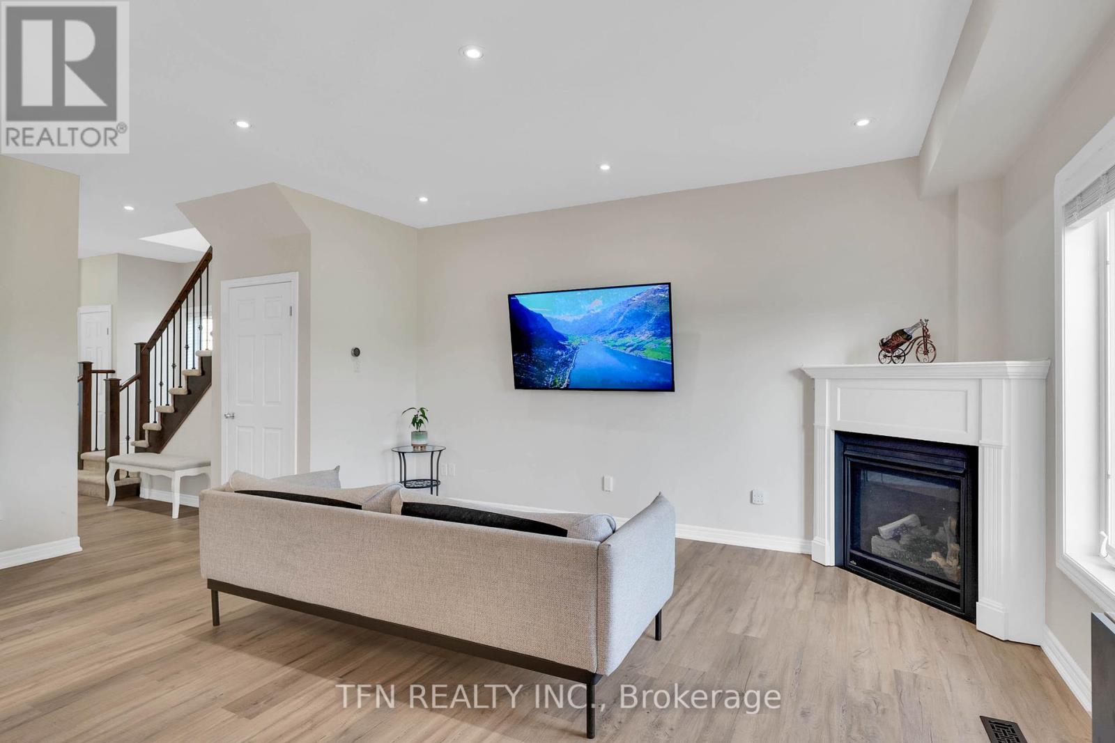 Photo 9 of 5 73 Medici Lane, Hamilton ON