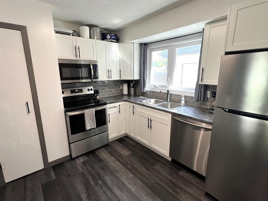 Photo 5 of 79 Oakridge Bay, Winnipeg MB