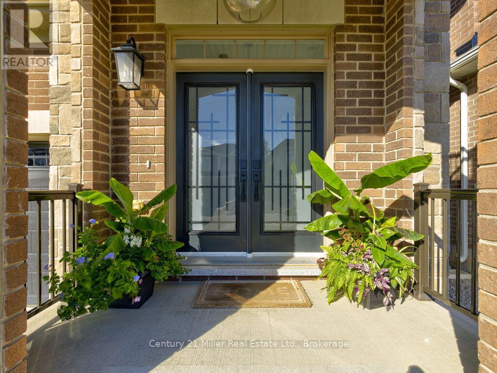 Photo 2 of 517 Kennedy Circle W, Milton ON