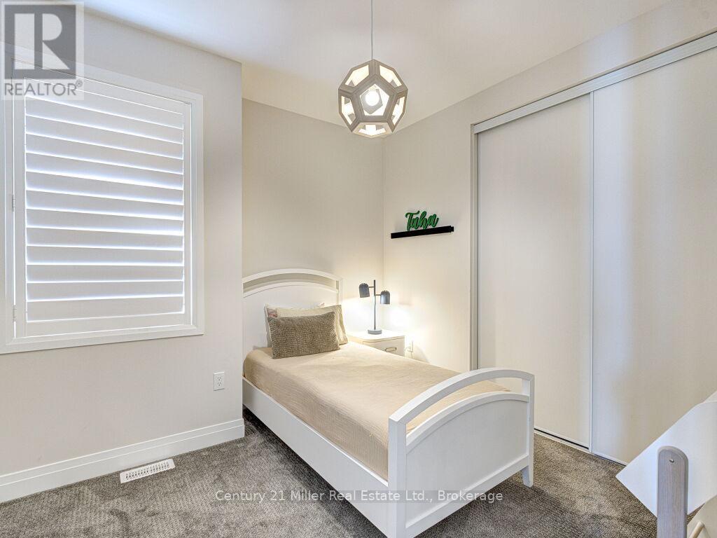 Photo 30 of 517 Kennedy Circle W, Milton ON