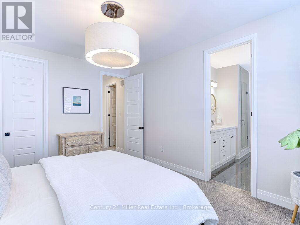 Photo 34 of 517 Kennedy Circle W, Milton ON