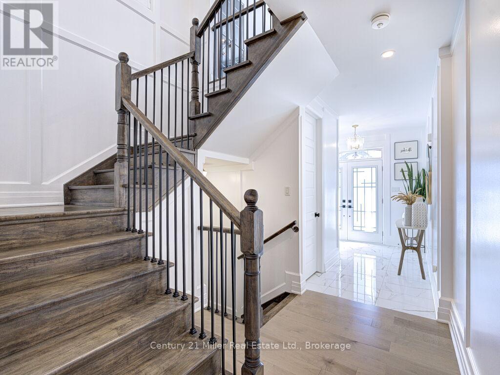 Photo 4 of 517 Kennedy Circle W, Milton ON
