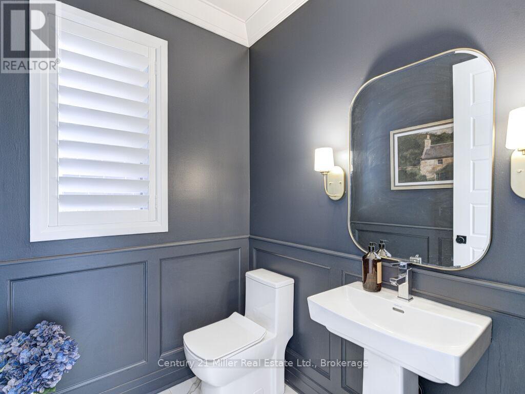 Photo 5 of 517 Kennedy Circle W, Milton ON