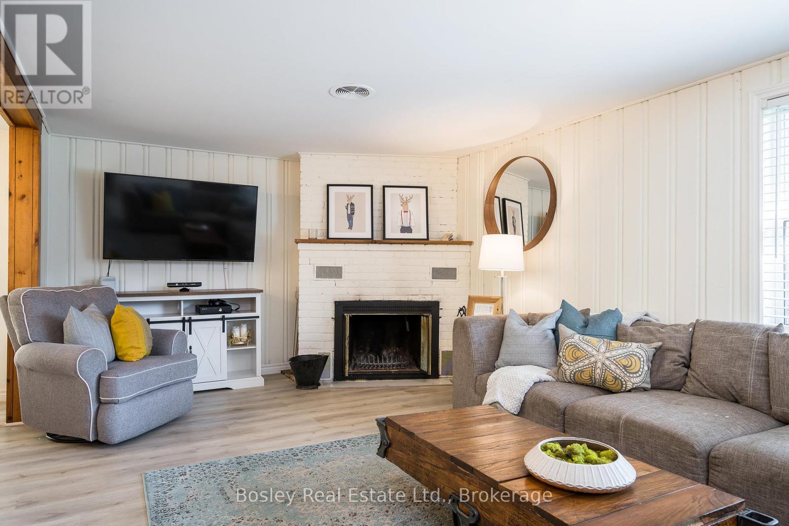 Photo 8 of 102 Helen Street, Blue Mountains ON