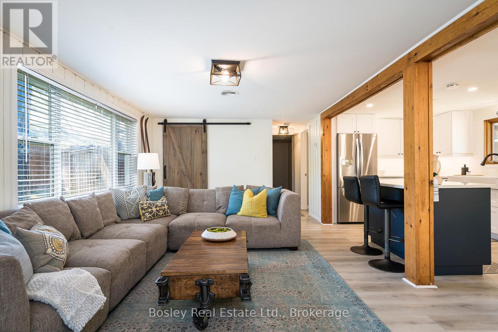 Photo 19 of 102 Helen Street, Blue Mountains ON