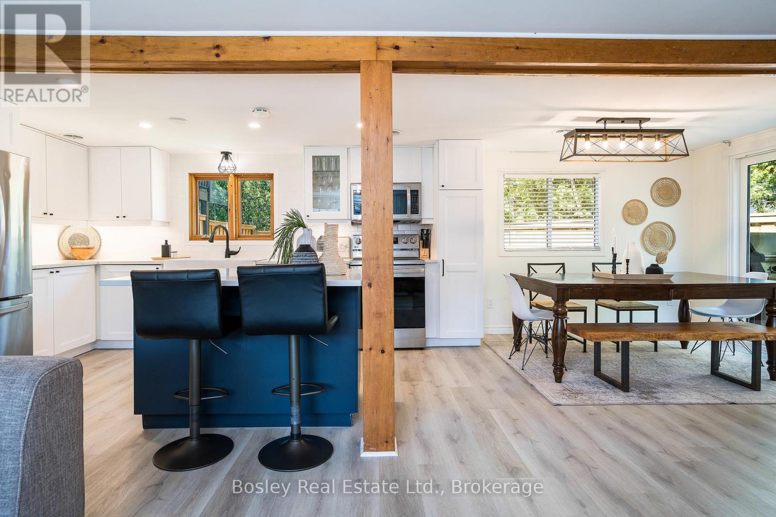 Photo 11 of 102 Helen Street, Blue Mountains ON