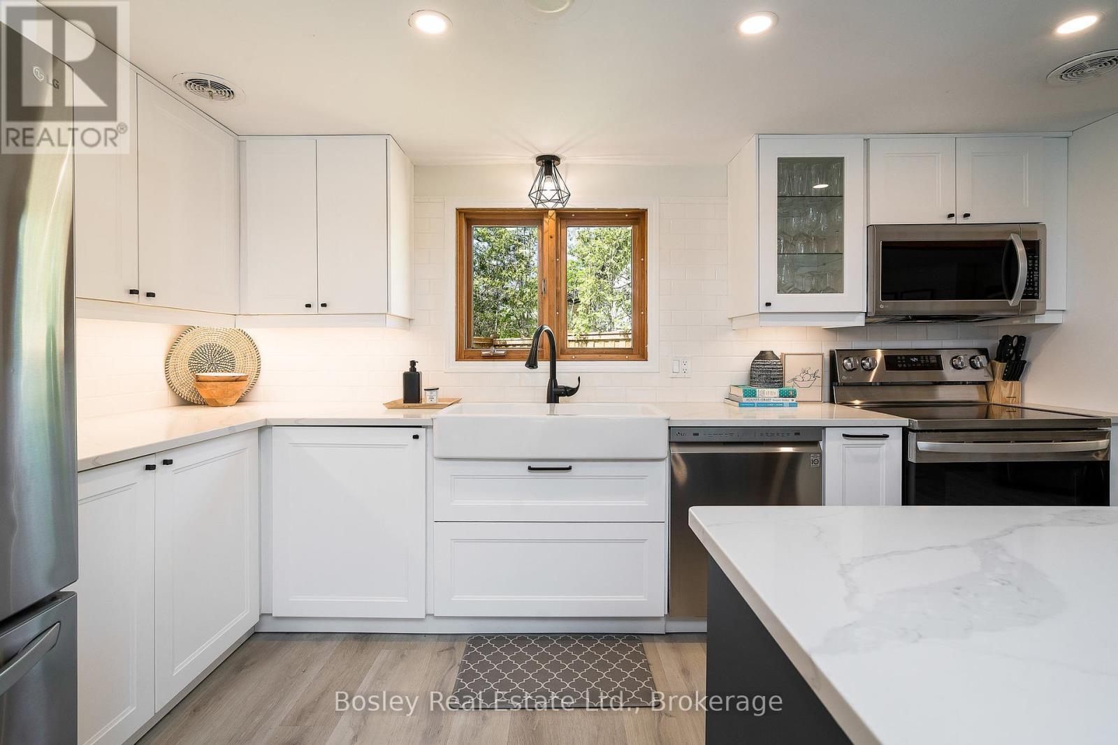 Photo 1 of 102 Helen Street, Blue Mountains ON