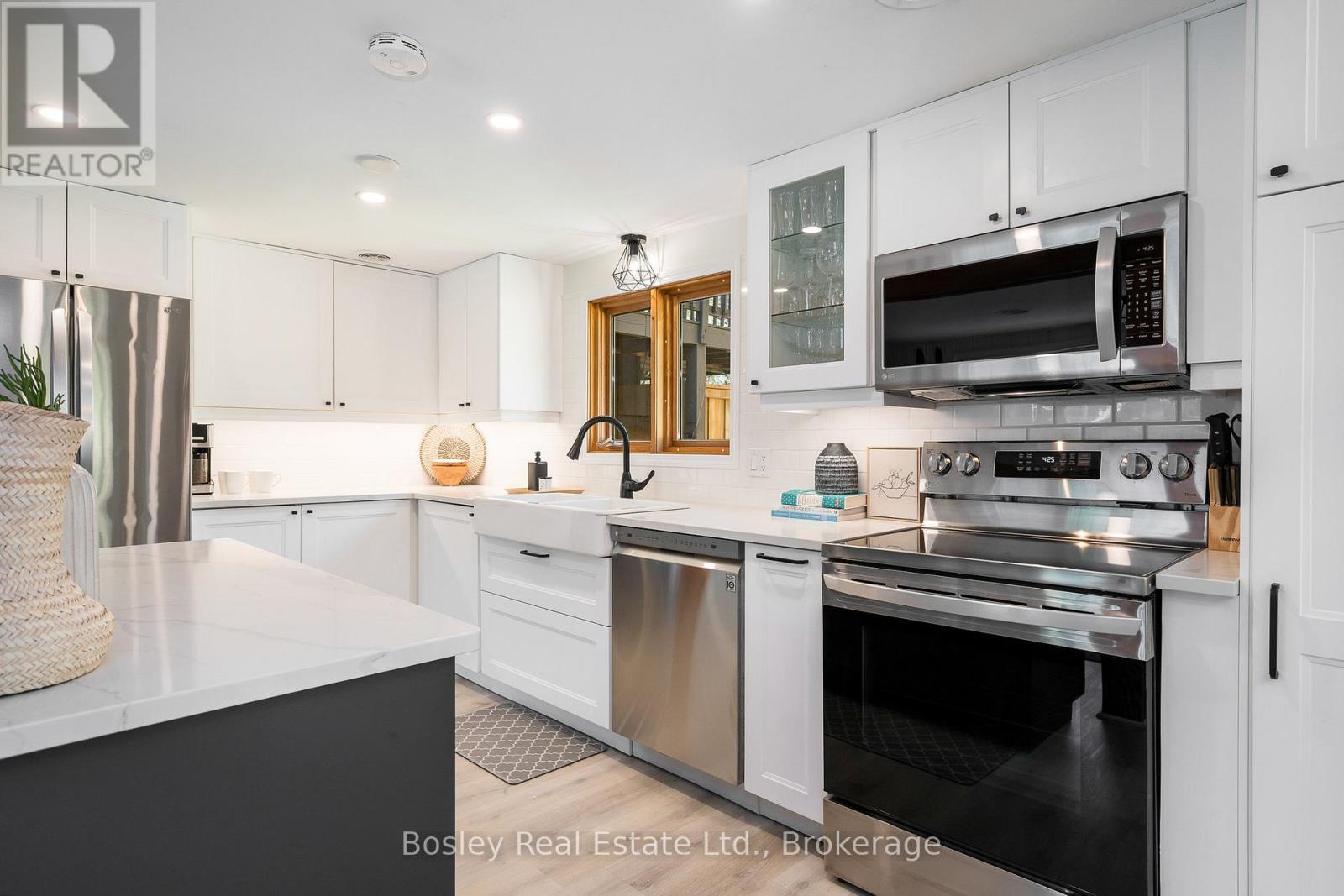 Photo 12 of 102 Helen Street, Blue Mountains ON