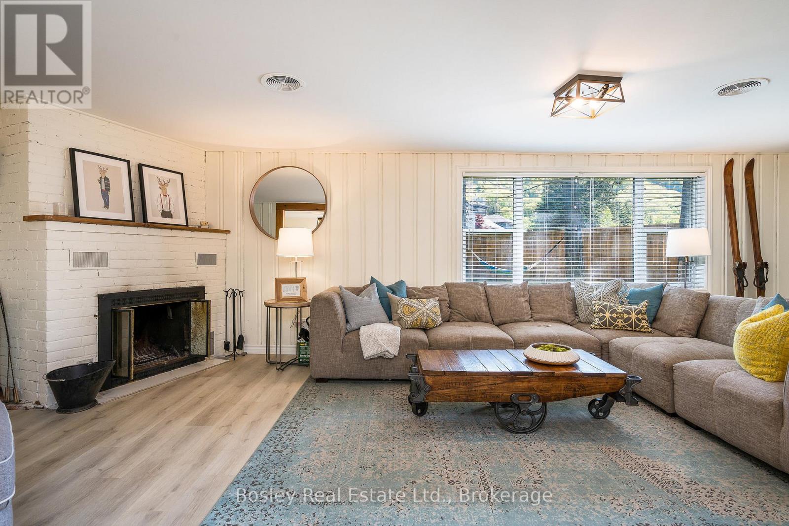 Photo 21 of 102 Helen Street, Blue Mountains ON