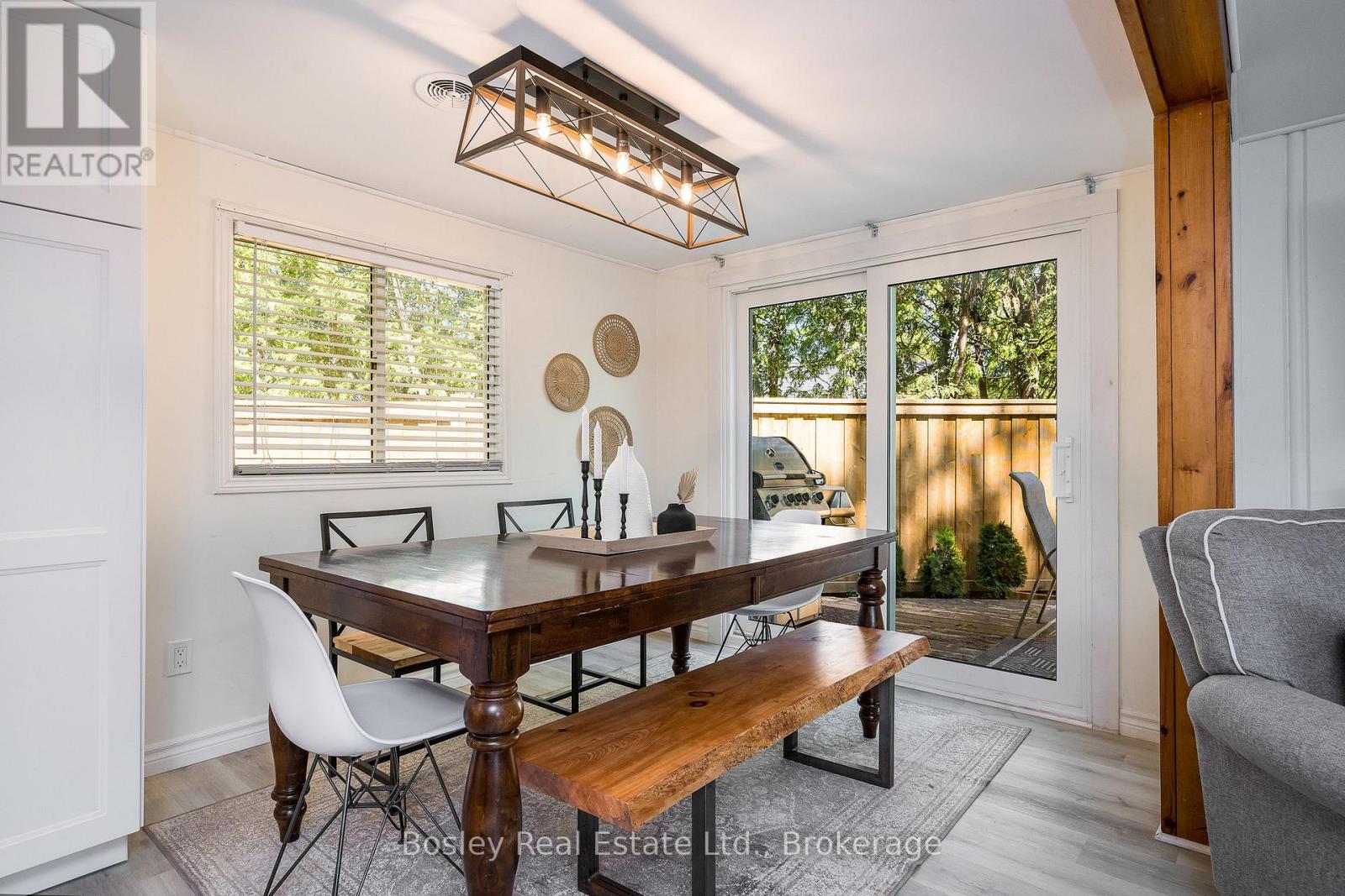 Photo 5 of 102 Helen Street, Blue Mountains ON
