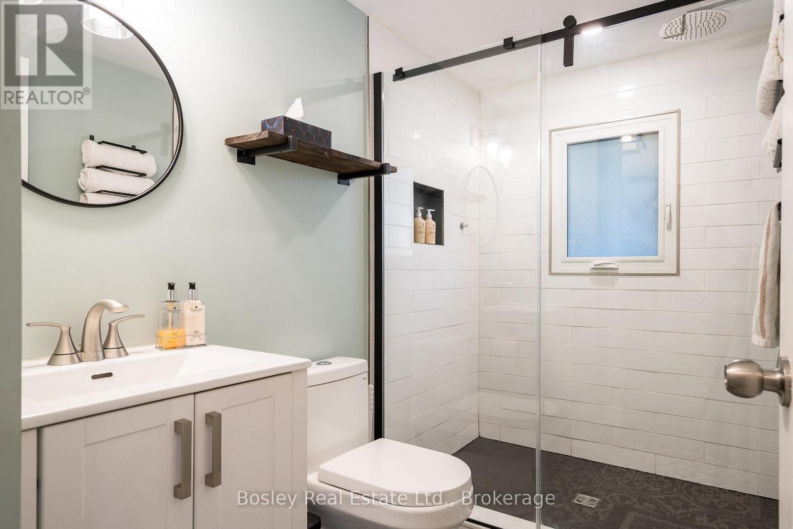 Photo 4 of 102 Helen Street, Blue Mountains ON