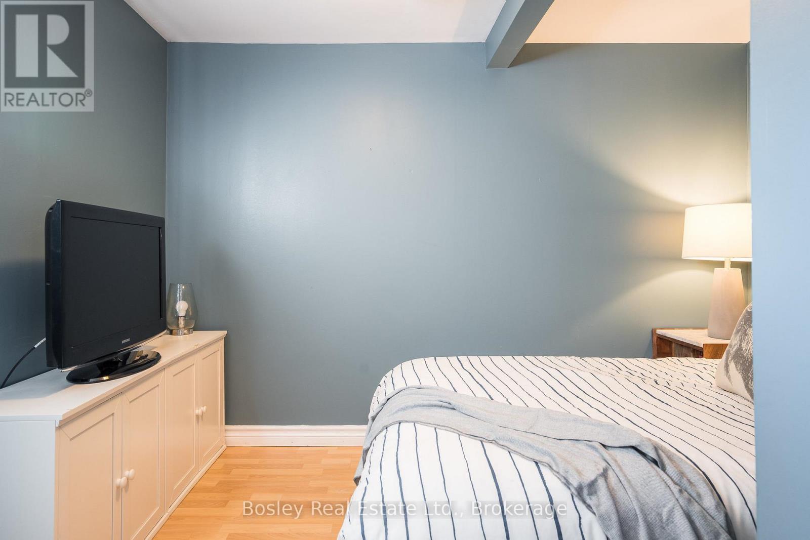 Photo 41 of 102 Helen Street, Blue Mountains ON