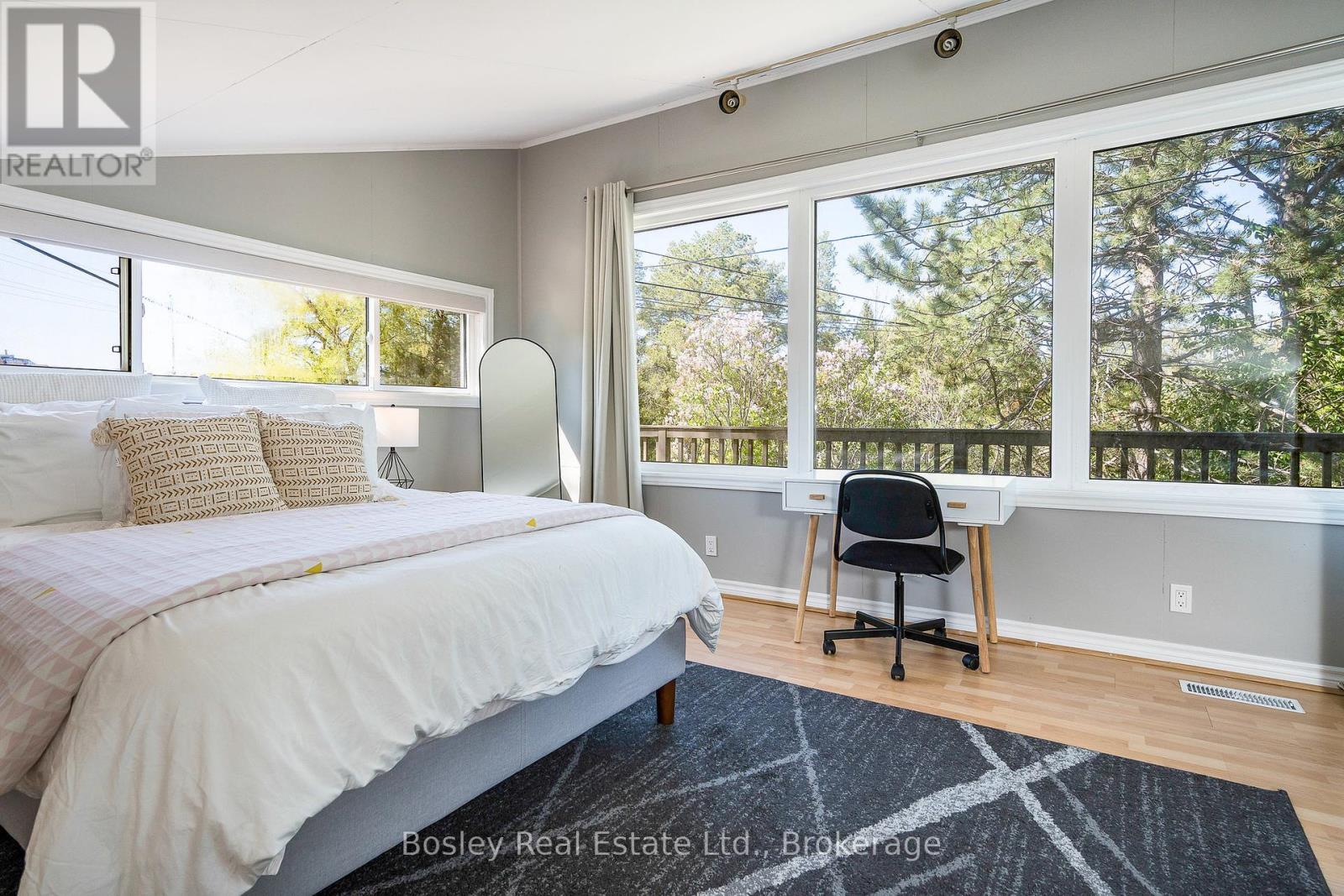 Photo 42 of 102 Helen Street, Blue Mountains ON