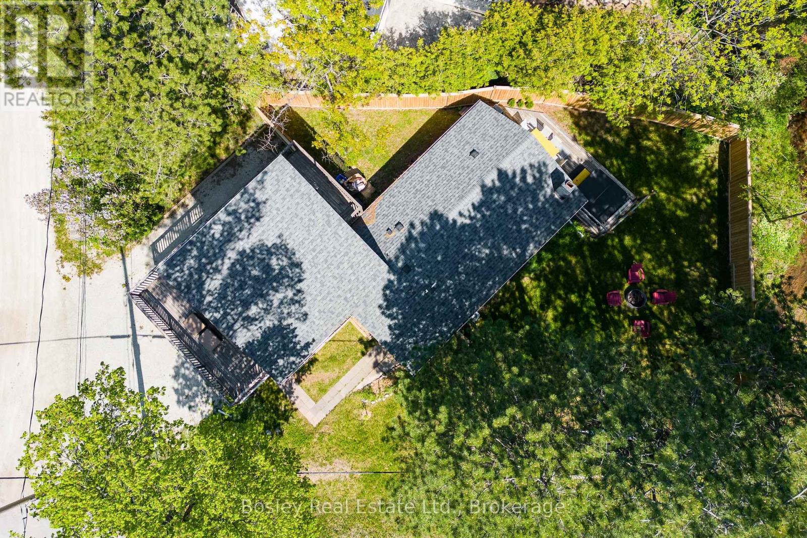 Photo 10 of 102 Helen Street, Blue Mountains ON