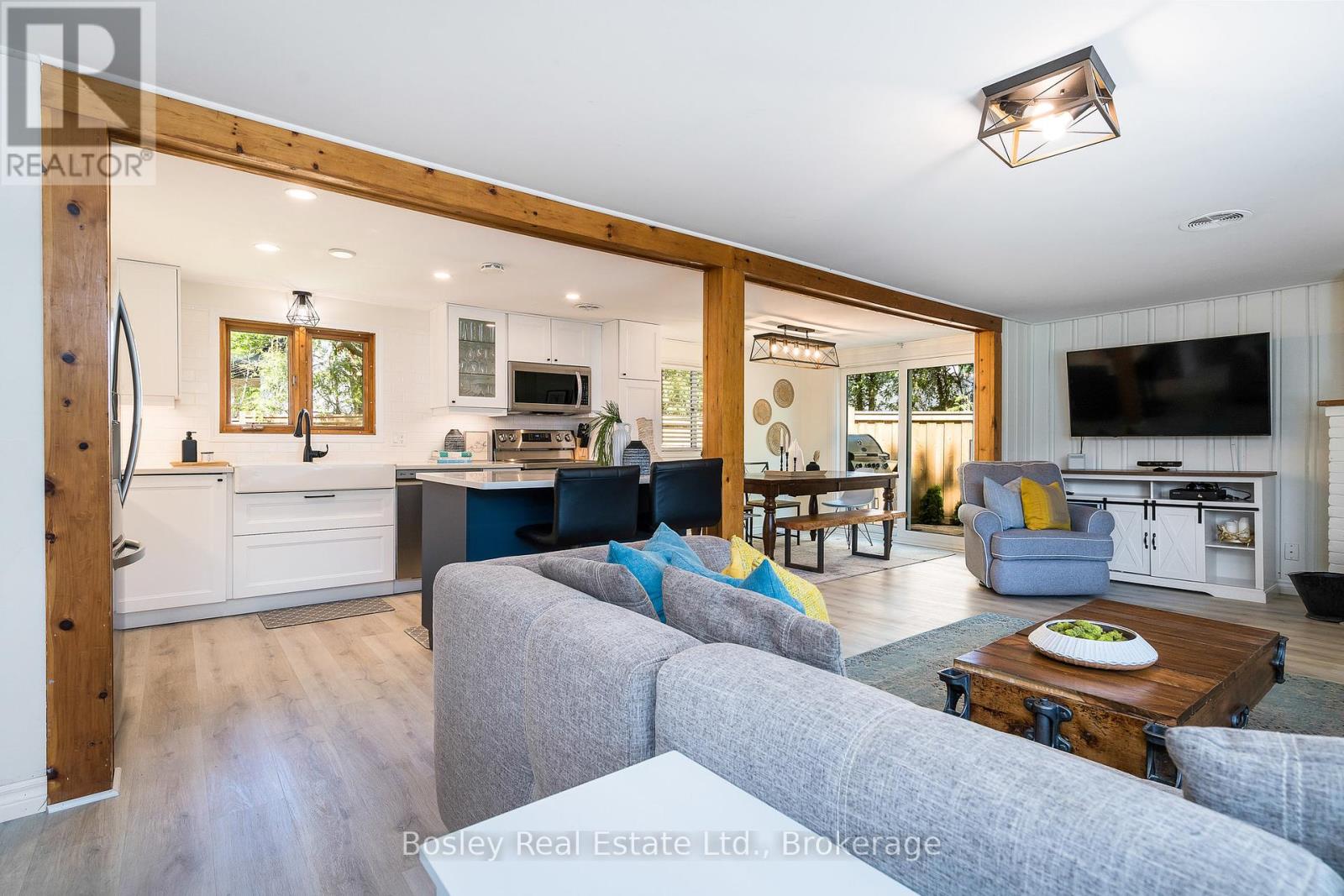 Photo 34 of 102 Helen Street, Blue Mountains ON