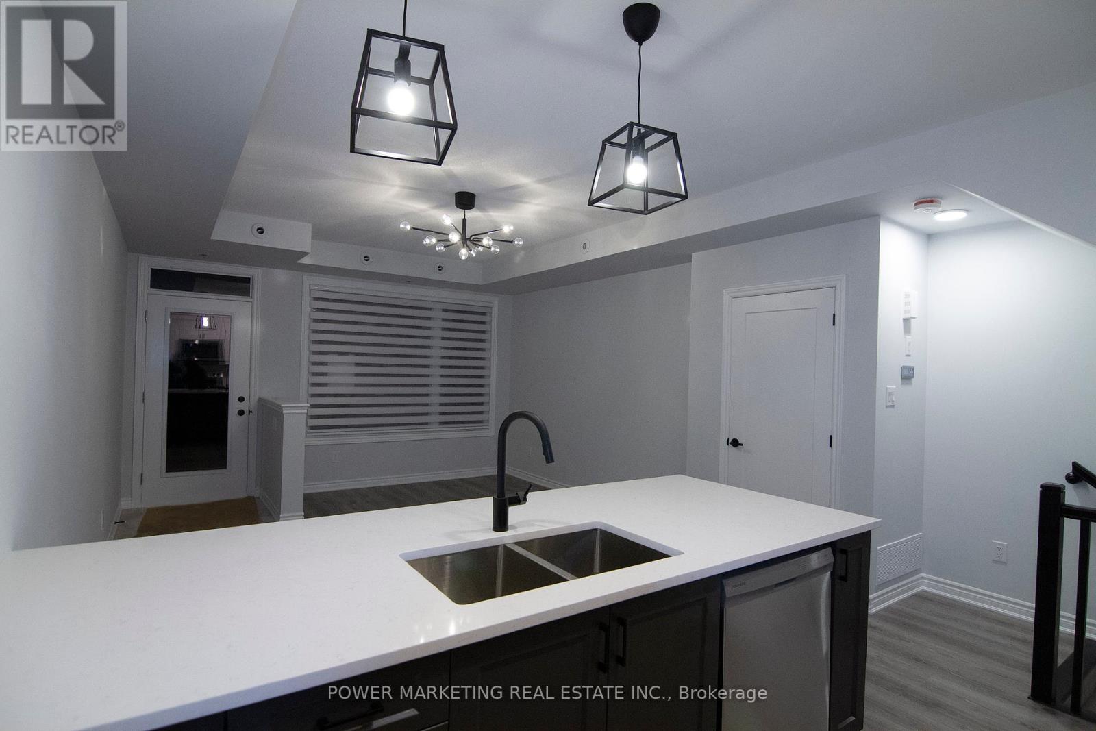 Photo 5 of 533 Takamose Private, Ottawa ON
