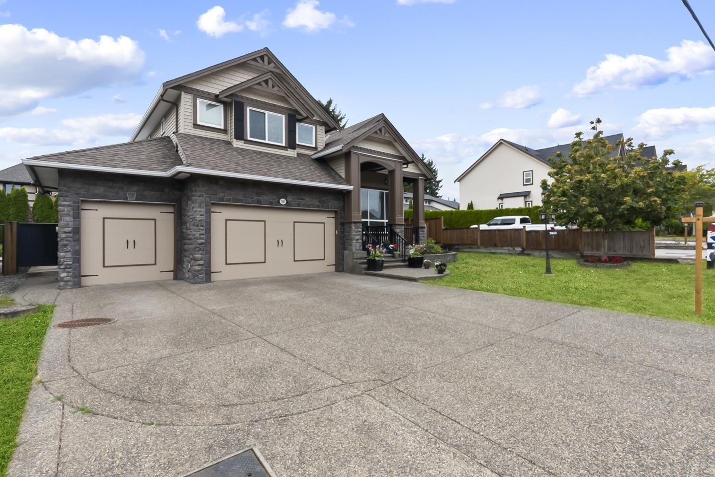 Photo 2 of 7043 197 B Street, Langley BC