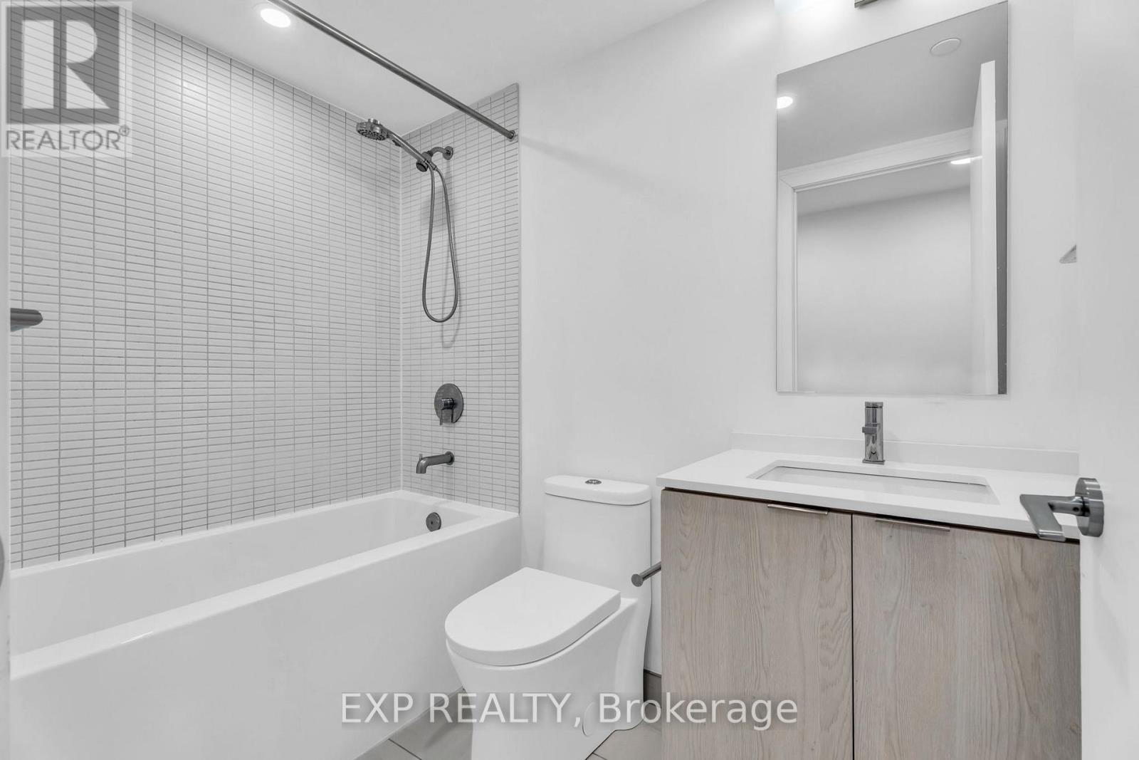 Photo 2 of 828 1 Jarvis Street, Hamilton ON