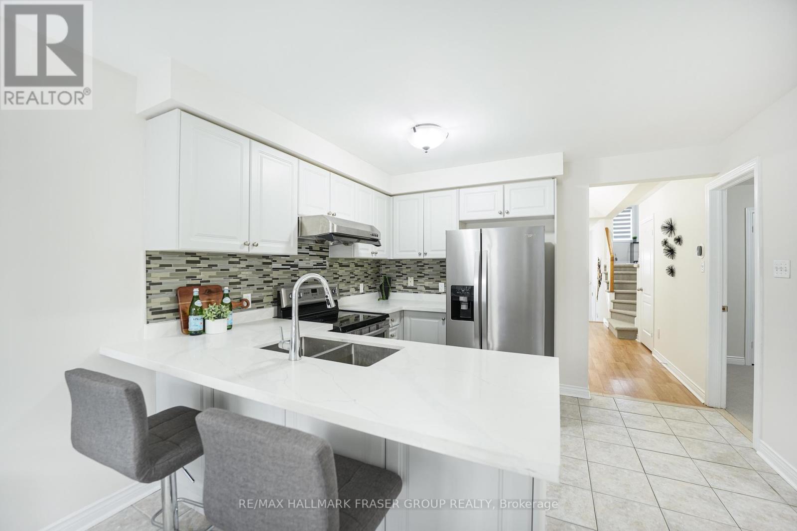 Photo 3 of 9 Tracey Court, Whitby ON