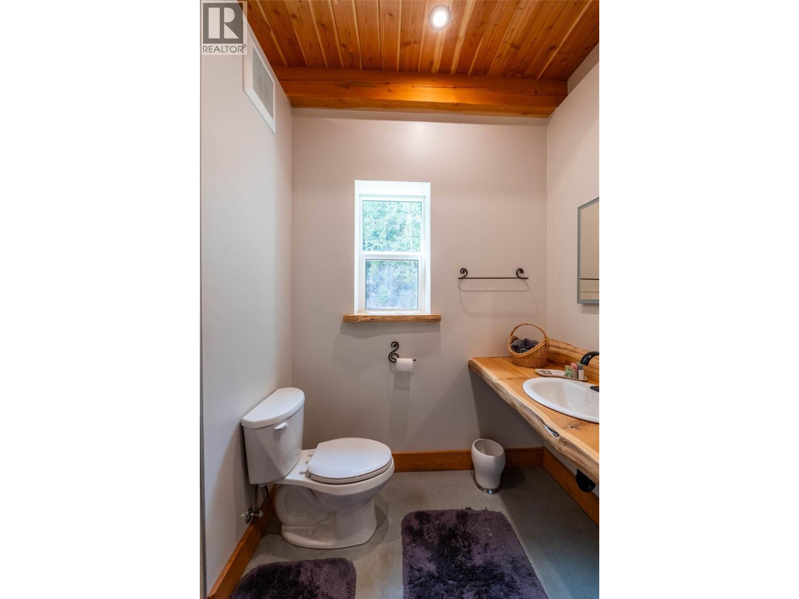 8774 6 Highway, Salmo