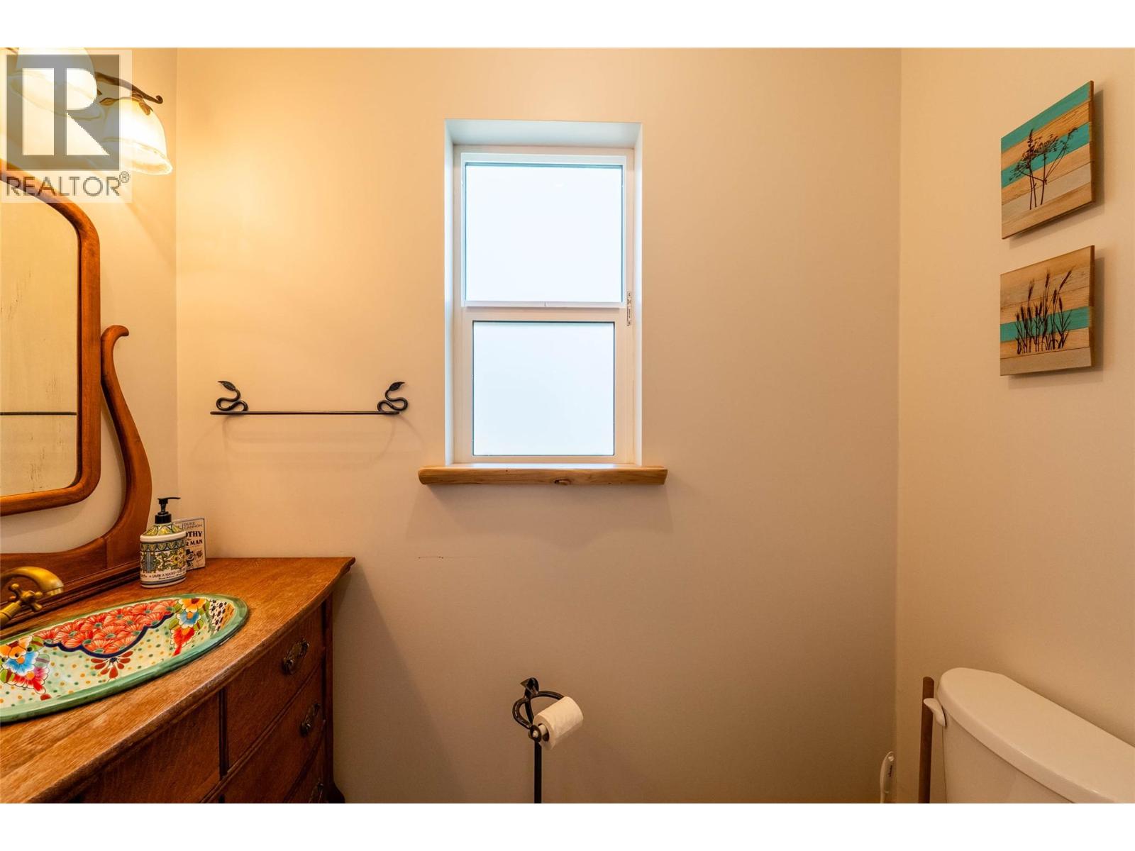 8774 6 Highway, Salmo