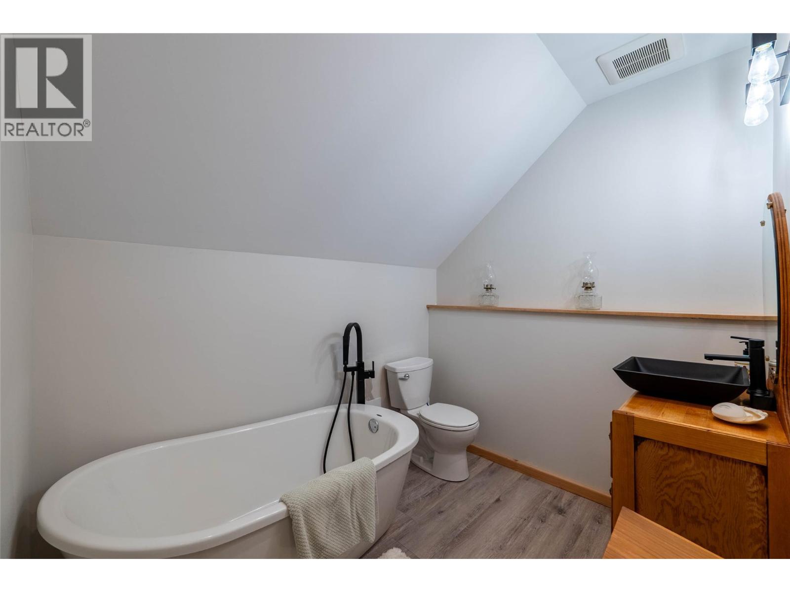 8774 6 Highway, Salmo