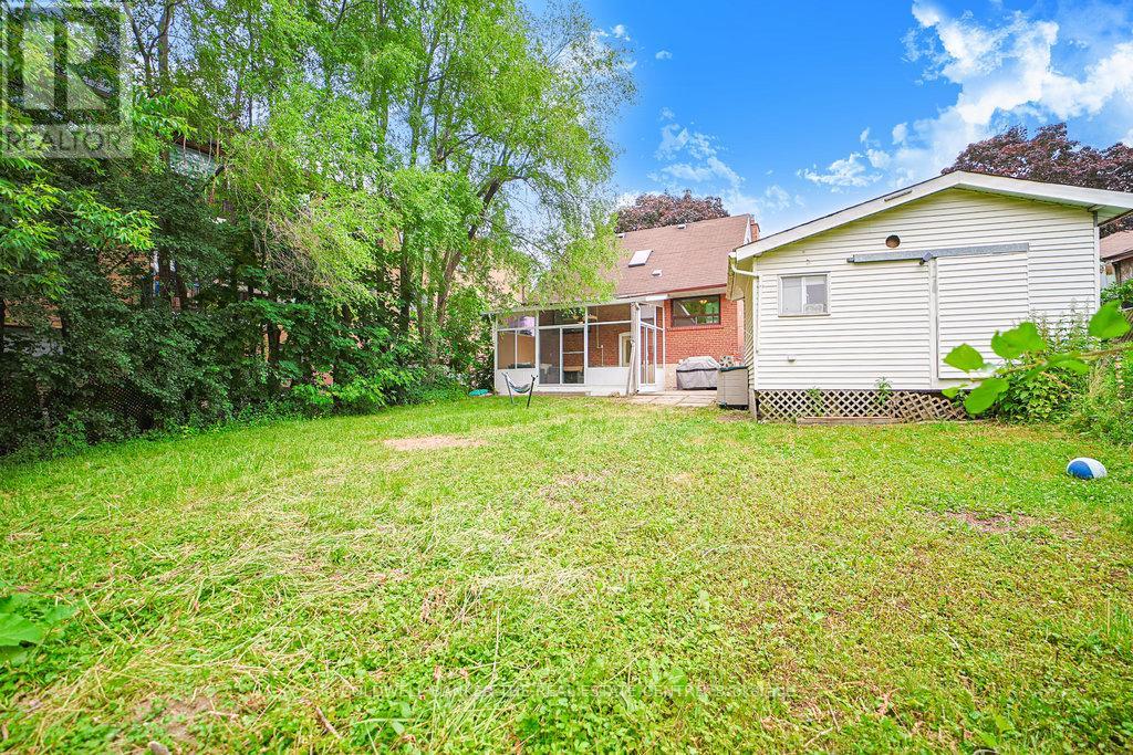 Photo 10 of 34 Crestview Avenue, Brampton ON