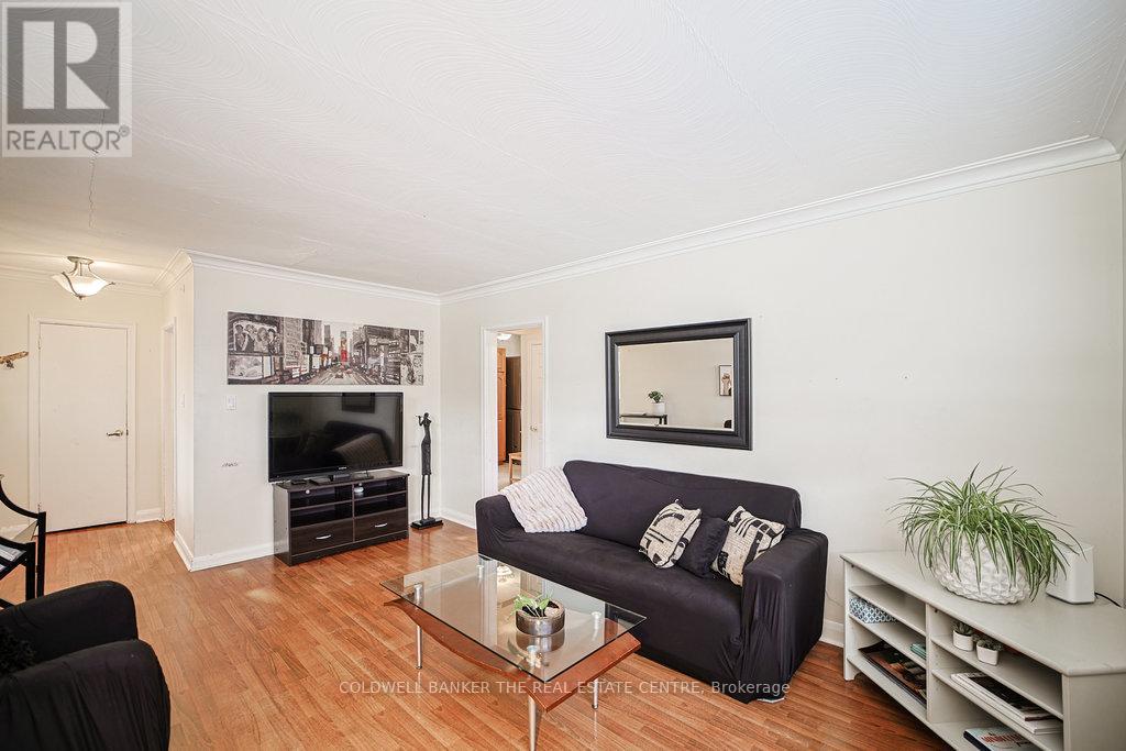 Photo 11 of 34 Crestview Avenue, Brampton ON