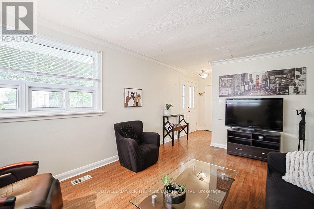 Photo 12 of 34 Crestview Avenue, Brampton ON