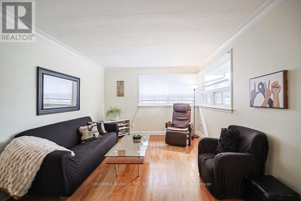 Photo 13 of 34 Crestview Avenue, Brampton ON