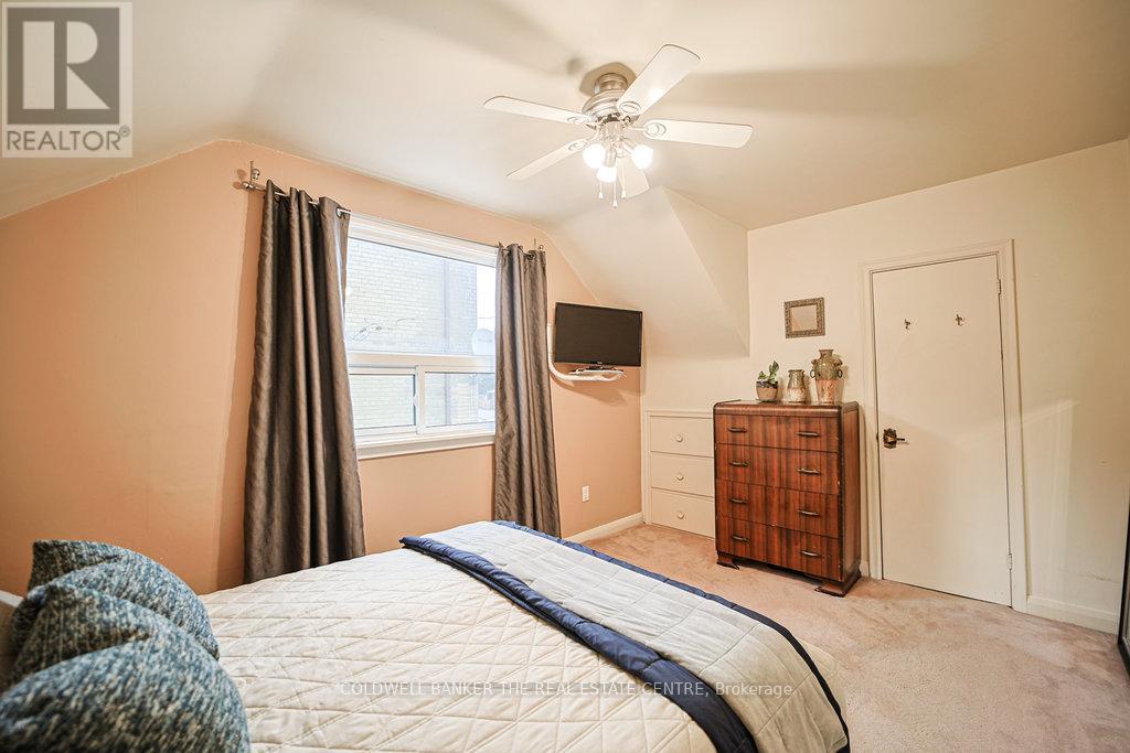 Photo 14 of 34 Crestview Avenue, Brampton ON
