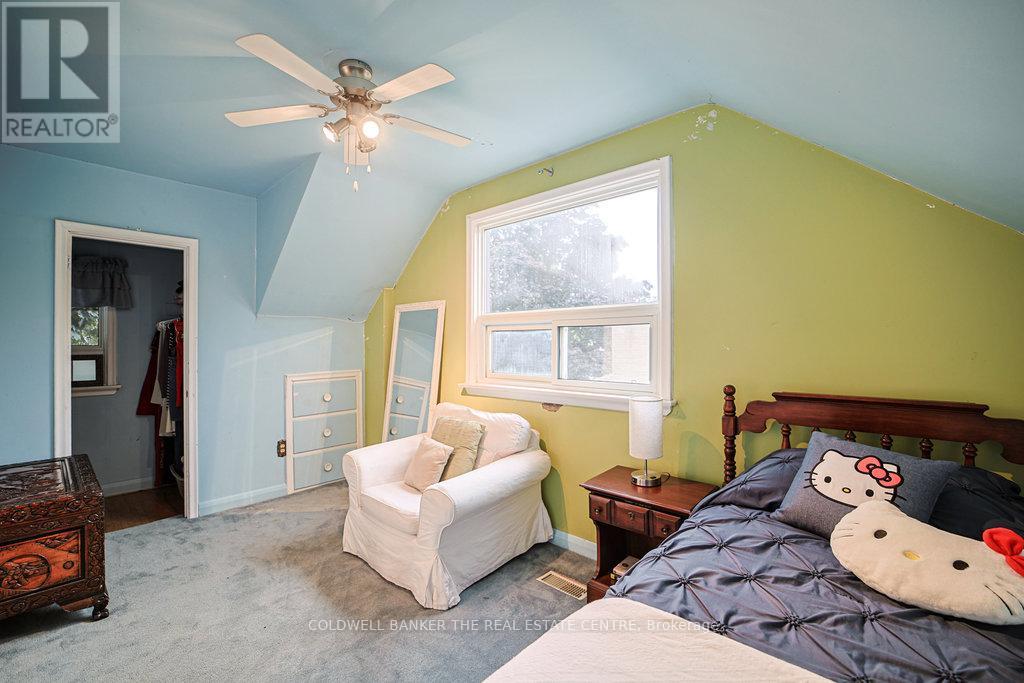 Photo 18 of 34 Crestview Avenue, Brampton ON