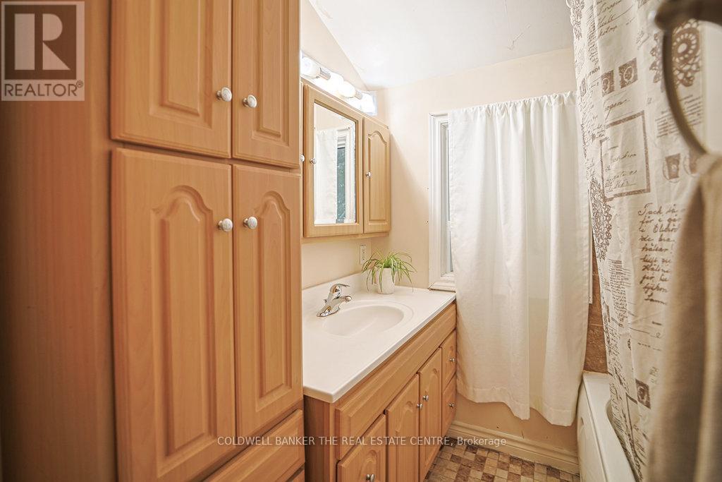 Photo 19 of 34 Crestview Avenue, Brampton ON