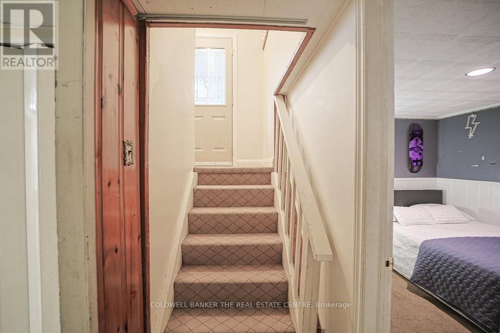 Photo 23 of 34 Crestview Avenue, Brampton ON
