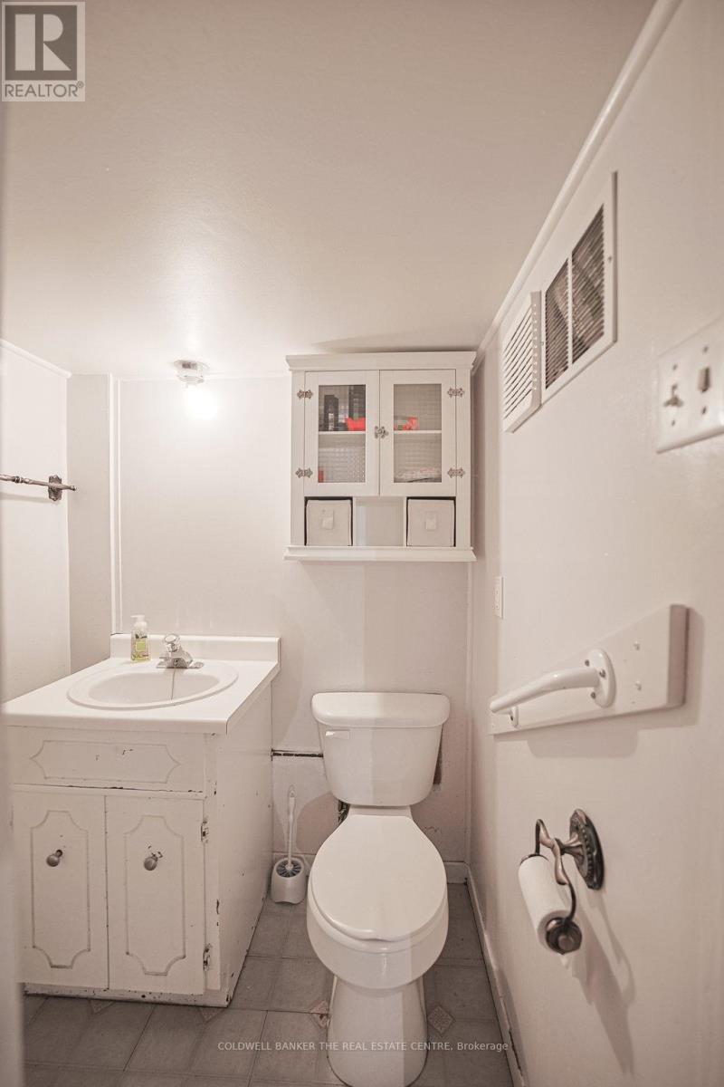 Photo 26 of 34 Crestview Avenue, Brampton ON