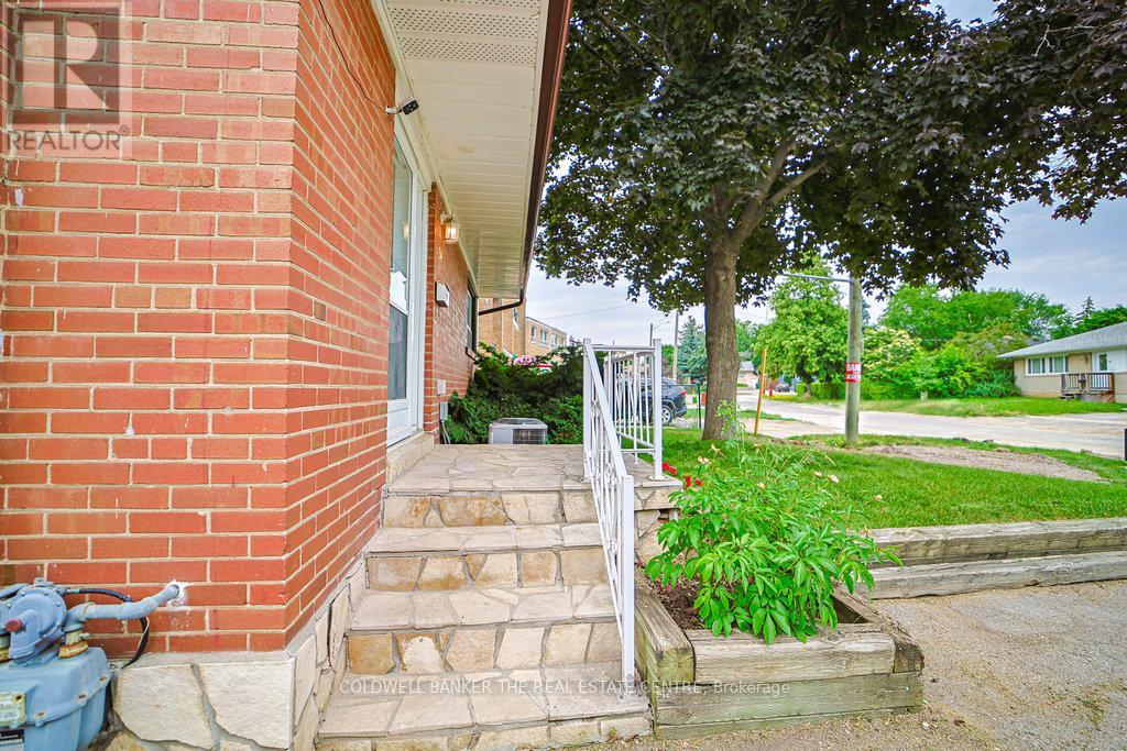 Photo 8 of 34 Crestview Avenue, Brampton ON