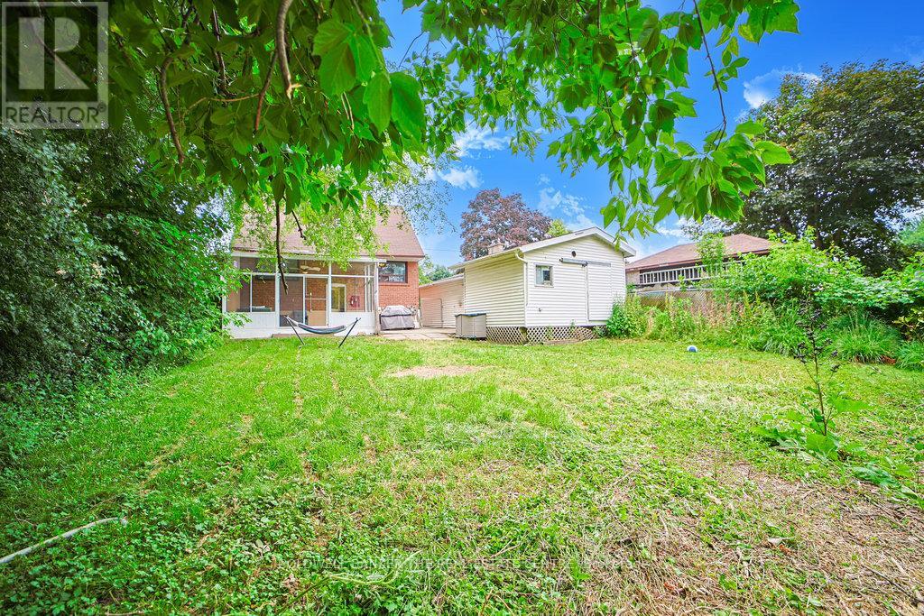 Photo 9 of 34 Crestview Avenue, Brampton ON