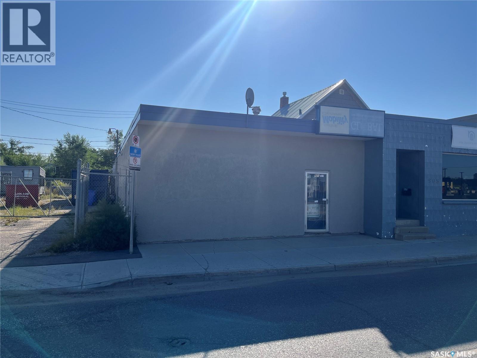 Photo 2 of 901 Winnipeg Street, Regina SK