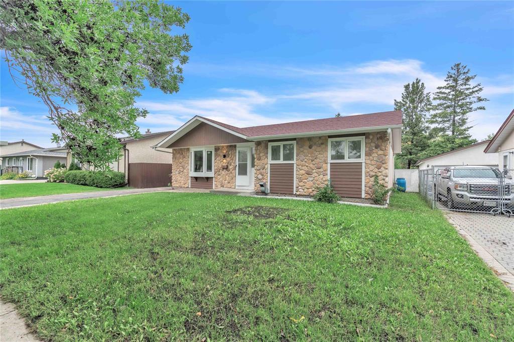 Photo 2 of 93 Mapleton Drive, Winnipeg MB