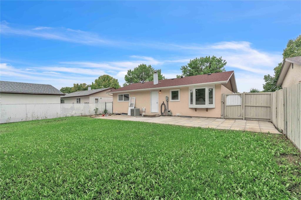 Photo 32 of 93 Mapleton Drive, Winnipeg MB